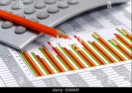 finanzielle Tabelle auf Tabelle mit Daten Stockfoto