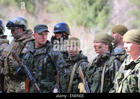 Bischkek, Kirgisistan. 24. April 2015. Soldaten teilnehmen an der Ausübung der Shanghai Cooperation Organization (SCO) Mitgliedstaaten in der Nähe von Bishkek, der Hauptstadt von Kirgisistan, am 24. April 2015. Die 4-Tages-Exersice endete am Freitag. Bildnachweis: Roman/Xinhua/Alamy Live-Nachrichten Stockfoto