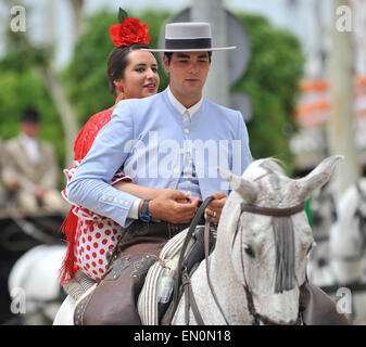 Sevilla, Spanien. 25. April 2015. Eine paar tragen traditionelle Kleidung reiten während der Feria de Abril (April Fair) feiern in Sevilla, Spanien, am 25. April 2015. Bildnachweis: Xie Haining/Xinhua/Alamy Live-Nachrichten Stockfoto