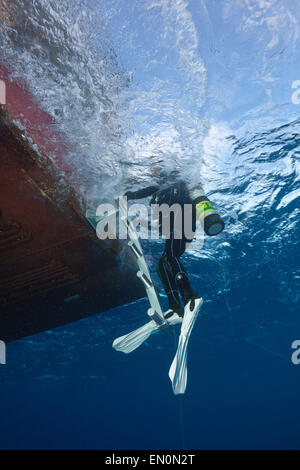 Scuba Diver Klettern Boot, Great Barrier Reef, Australien Stockfoto