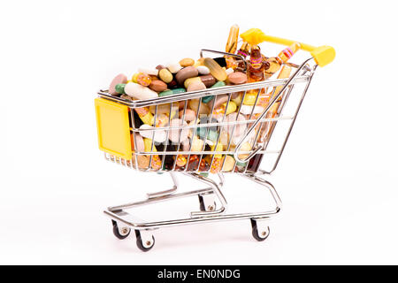 Wagen Sie mit viele medizinische Pillen als Symbol für Internet-shopping Stockfoto