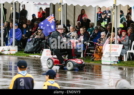 Melbourne, Australien. 25. April 2015.  Mann auf motorisierten Stuhl mit australischer Flagge. ANZAC Day März Veteran und militärisches Personal und ihre Nachkommen von Princes Bridge zu den Shrine of Remembrance, bei Regenwetter zu dienen.  Das diesjährige Anzac Tag jährt sich zum 100. Mal seit der Landung Gallipoli ANZAC und alliierten Soldaten in der Türkei am 25. April 2015. Bildnachweis: Kerin Forstmanis/Alamy Live-Nachrichten Stockfoto