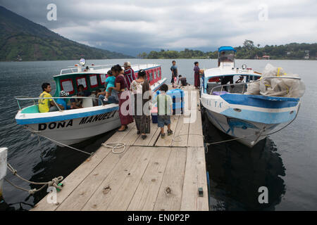 Fährbetrieb am Atitlansee nach San Juan La Laguna Stockfoto