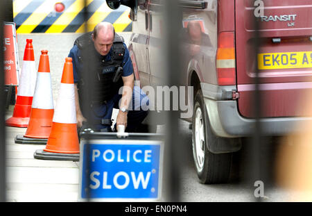 London, England, Vereinigtes Königreich. Polizisten, die Prüfung eines Fahrzeugs in Downing Street Stockfoto