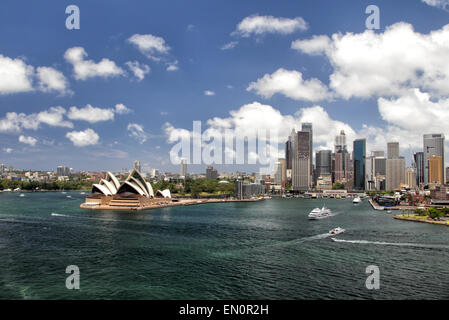 Panorama von Sydney Cove und der Hafen von Sydney, Australien, Blick auf die Skyline von Sydney und das Sydney Opera House. Stockfoto