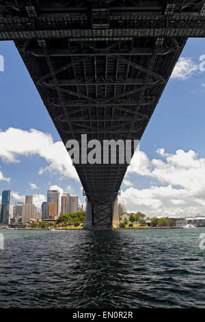 Sydney Harbour Bridge und der Innenstadt von Sydney, Australien. Gesehen von der Sydney Harbour Bridge in Kirribilli unten. Stockfoto