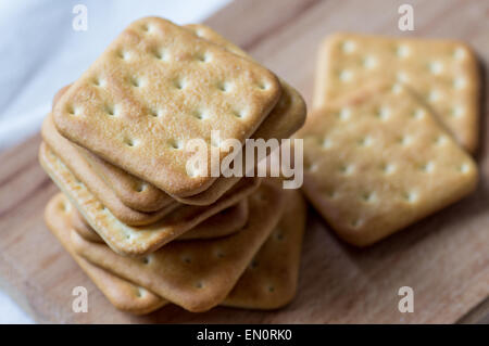 Stack Cookies Cracker auf ein Holzbrett-Draufsicht Stockfoto