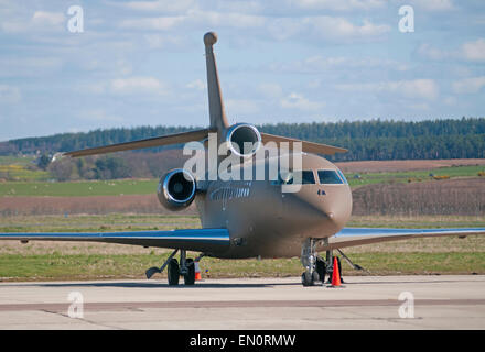 Dassault Falcon 7 X (OY-FWO) in Inverness Airport Highland Schottland geparkt.  SCO 9698. Stockfoto