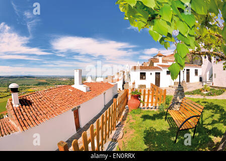 Portugal, Alentejo: Blick zu den Häusern des historischen Dorfes Monsaraz Stockfoto