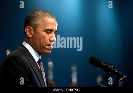 McLean, Virginia. 24. April 2015. US-Präsident Barack Obama spricht bei einer Zeremonie anlässlich des 10. Jahrestags der Gründung für das Amt des Direktor der nationalen Nachrichtendienste, an seinem Hauptsitz am 24. April 2015 in McLean, Virginia. Bildnachweis: Kevin Dietsch/Pool über CNP - NO WIRE SERVICE - Credit: Dpa/Alamy Live-Nachrichten Stockfoto