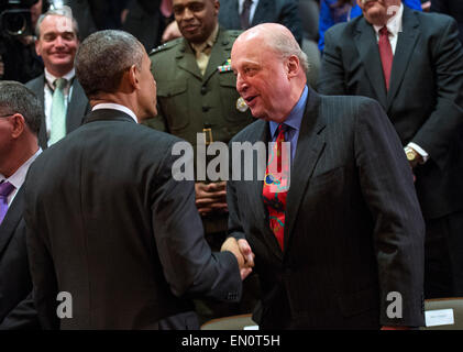 McLean, Virginia. 24. April 2015. US-Präsident Barack Obama schüttelt Hände mit John Negroponte, ehemaliger Direktor der nationalen Nachrichtendienste, während einer Zeremonie anlässlich des 10. Jahrestags der Gründung für das Amt des Direktor der nationalen Nachrichtendienste in der zentrale am 24. April 2015 in McLean, Virginia. Bildnachweis: Kevin Dietsch/Pool über CNP - NO WIRE SERVICE - Credit: Dpa/Alamy Live-Nachrichten Stockfoto