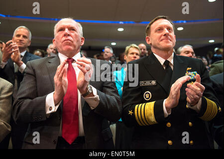 McLean, Virginia. 24. April 2015. CIA-Direktor John Brennan (L) und Direktor der National Security Agency Mike Rogers applaudieren wie Präsident Barack Obama spricht bei einer Zeremonie anlässlich des 10. Jahrestags der Gründung für das Amt des Direktor der nationalen Nachrichtendienste in der zentrale am 24. April 2015 in McLean, Virginia. Bildnachweis: Kevin Dietsch/Pool über CNP - NO WIRE SERVICE - Credit: Dpa/Alamy Live-Nachrichten Stockfoto