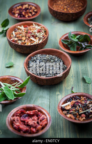 Sortiment von trockenen Tee in Schalen Stockfoto