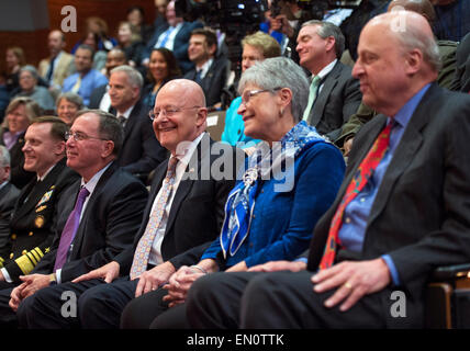 McLean, Virginia. 24. April 2015. Direktor der nationalen Intelligenz James Clapper (Mitte links) sitzt mit seiner Frau, Sue, während einer Zeremonie anlässlich des 10. Jahrestags der Gründung für das Amt des Direktor der nationalen Nachrichtendienste in der zentrale am 24. April 2015 in McLean, Virginia. Bildnachweis: Kevin Dietsch/Pool über CNP - NO WIRE SERVICE - Credit: Dpa/Alamy Live-Nachrichten Stockfoto