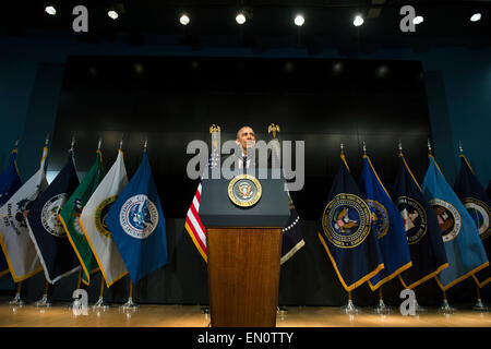 McLean, Virginia. 24. April 2015. US-Präsident Barack Obama spricht bei einer Zeremonie anlässlich des 10. Jahrestags der Gründung für das Amt des Direktor der nationalen Nachrichtendienste, an seinem Hauptsitz am 24. April 2015 in McLean, Virginia. Bildnachweis: Kevin Dietsch/Pool über CNP - NO WIRE SERVICE - Credit: Dpa/Alamy Live-Nachrichten Stockfoto