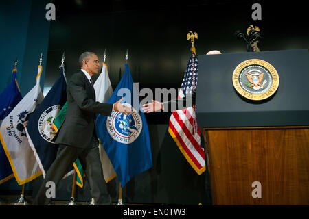 McLean, Virginia. 24. April 2015. US-Präsident Barack Obama schüttelt Hände mit Direktor der nationalen Intelligenz James Clapper, als er bei einer Zeremonie anlässlich des 10. Jahrestags der Gründung für das Amt des Direktor der nationalen Nachrichtendienste in der zentrale am 24. April 2015 in McLean, Virginia zu sprechen kommt. Bildnachweis: Kevin Dietsch/Pool über CNP - NO WIRE SERVICE - Credit: Dpa/Alamy Live-Nachrichten Stockfoto