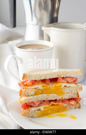 Sandwich mit Tomaten, Spiegelei und Tasse Kaffee selektiven Fokus vertikal Stockfoto