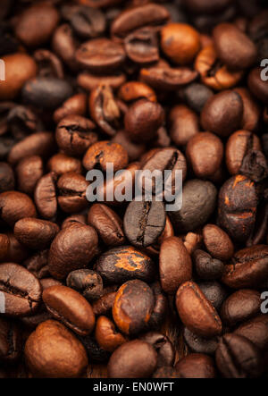 Geröstete Kaffeebohnen als Hintergrund Stockfoto
