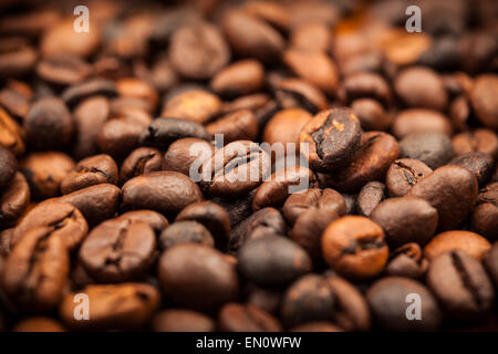 Geröstete Kaffeebohnen als Hintergrund Stockfoto
