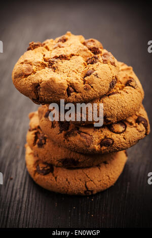 Haufen von Schokolade Cookies auf Holztisch Stockfoto