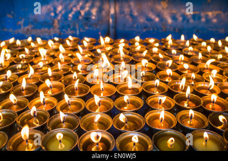 Große Gruppe von Kerzen im buddhistischen Tempel. Schließen Sie Eroberung. Kathmandu, Nepal. Stockfoto