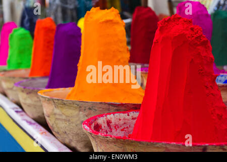 Haufenweise bunten pulverisierte Farbstoffe für Holi-fest. Ein Indien Stockfoto
