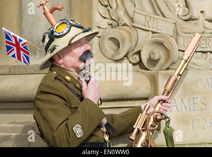 Whitby, North Yorkshire, UK. 25. April 2015. Tausende von Goten, Steampunks, Metalers, Biker..., strömen in Whitby für die berühmten Whitby Gothic Festival. (23.-26. April) Bildnachweis: ALANDAWSONPHOTOGRAPHY/Alamy Live-Nachrichten Stockfoto