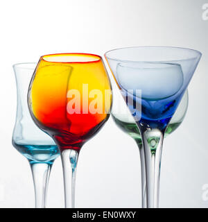 Reihe von bunten cocktail-Gläser Stockfoto