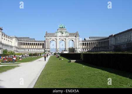 Frühlingssonne im Parc du Cinquantenaire in Brüssel, Belgien Stockfoto