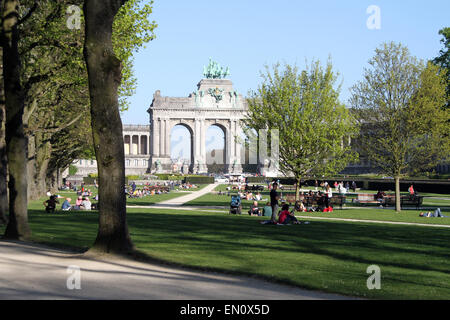 Frühling Sonne im Parc du Cinquantenaire in Brüssel am 21. April 2015. Stockfoto