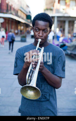 New Orleans, Louisiana: junger Mann Trompete im French Quarter Stockfoto