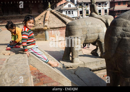 Kinder spielen auf der Treppe, Patan Durbar Square, Kathmandu, Nepal Stockfoto