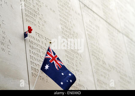 Eine australische Flagge befindet sich versteckt in einem Spalt in das Menentor (Menenpoort), die britischen und Commonwealth erinnert Soldaten Kil Stockfoto