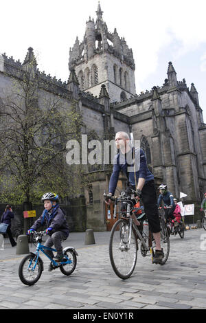 Edinburgh, Schottland. 25. April 2015. Hunderte von Radfahrern und Fußgängern Abstieg auf das schottische Parlament, Kampagne für die Verbesserung der Infrastruktur für Radfahrer Kredit helfen: Richard Dyson/Alamy Live News Stockfoto