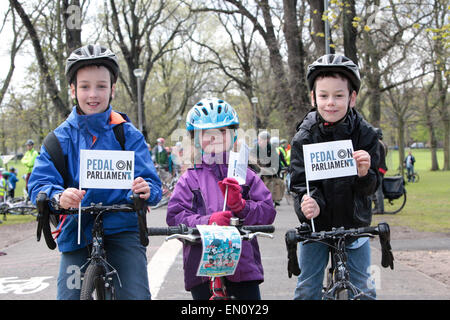 Edinburgh, Schottland. 25. April 2015. Hunderte von Radfahrern und Fußgängern Abstieg auf das schottische Parlament, Kampagne für die Verbesserung der Infrastruktur, Radfahrer, Daniel, Charlotte und Mark Brennan aus Torrance, Glasgow zu Beginn des Pedals auf Parlament Kredit zu helfen: Richard Dyson/Alamy Live News Stockfoto