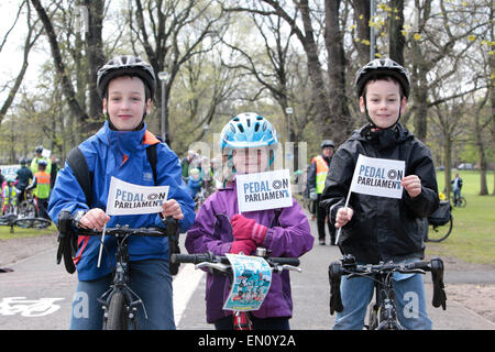 Edinburgh, Schottland. 25. April 2015. Hunderte von Radfahrern und Fußgängern Abstieg auf das schottische Parlament, Kampagne für die Verbesserung der Infrastruktur, Radfahrer, Daniel, Charlotte und Mark Brennan aus Torrance, Glasgow zu Beginn des Pedals auf Parlament Kredit zu helfen: Richard Dyson/Alamy Live News Stockfoto