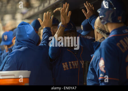 Bronx, New York, USA. 24. April 2015. NY trafen sich CURTIS GRANDERSON wird von Teamkollegen auf der Trainerbank begrüßt, nach seinem Tor in der 6. Inning NY Yankees vs. New York Mets, Yankee Stadium, Freitag, 24. April 2015. Bildnachweis: Bryan Smith/ZUMA Draht/Alamy Live-Nachrichten Stockfoto