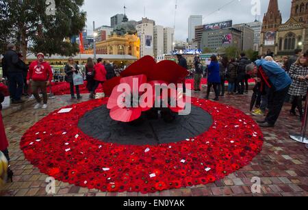 Melbourne, Australien. 25. April 2015. Menschen versammeln sich am Federation Square, 250.000 gestrickte Mohn am 25. April 2015 anlässlich die Hundertjahrfeier der ANZAC Tag in Melbourne, Australien zu besuchen. Hunderttausende von Australier am Samstag gedachte der ANZAC Day, den 100. Jahrestag der Ill-Fated Gallipoli Kampagne die kam zu den ANZAC Geist zu definieren. Bildnachweis: Bai Xue/Xinhua/Alamy Live-Nachrichten Stockfoto