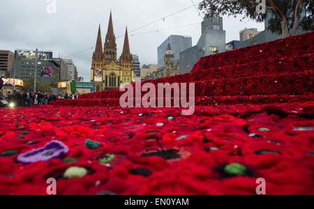 Melbourne, Australien. 25. April 2015. Menschen versammeln sich am Federation Square, 250.000 gestrickte Mohn am 25. April 2015 anlässlich die Hundertjahrfeier der ANZAC Tag in Melbourne, Australien zu besuchen. Hunderttausende von Australier am Samstag gedachte der ANZAC Day, den 100. Jahrestag der Ill-Fated Gallipoli Kampagne die kam zu den ANZAC Geist zu definieren. Bildnachweis: Bai Xue/Xinhua/Alamy Live-Nachrichten Stockfoto