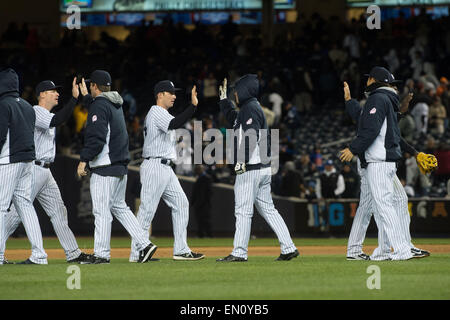 Bronx, New York, USA. 24. April 2015. Yankees feiern den Sieg im 9. Inning NY Yankees vs. New York Mets, Yankee Stadium, Freitag, 24. April 2015. Bildnachweis: Bryan Smith/ZUMA Draht/Alamy Live-Nachrichten Stockfoto