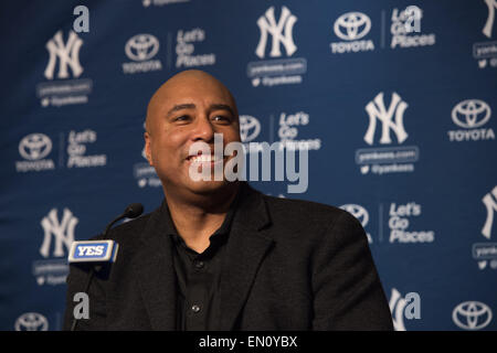 Bronx, New York, USA. 24. April 2015. Ehemalige NY Yankee BERNIE WILLIAMS unterschreibt MLB Ruhestand Papiere auf einer Pressekonferenz vor dem heutigen 2015 Subway Series Opener, NY Yankees vs. New York Mets, Yankee Stadium, Freitag, 24. April 2015. Bildnachweis: Bryan Smith/ZUMA Draht/Alamy Live-Nachrichten Stockfoto