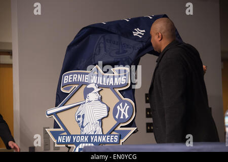 Bronx, New York, USA. 24. April 2015. Ehemalige NY Yankee BERNIE WILLIAMS unterschreibt MLB Ruhestand Papiere auf einer Pressekonferenz vor dem heutigen 2015 Subway Series Opener, NY Yankees vs. New York Mets, Yankee Stadium, Freitag, 24. April 2015. Bildnachweis: Bryan Smith/ZUMA Draht/Alamy Live-Nachrichten Stockfoto