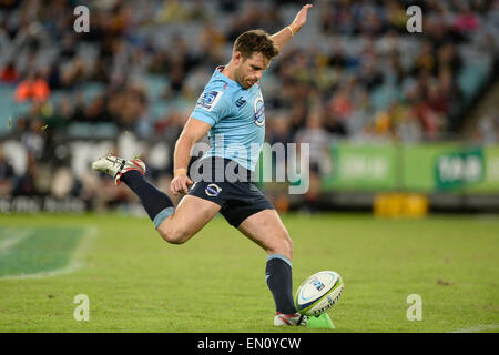 Sydney, Australien. 25. April 2015. Super Rugby. New South Wales Waratahs im Vergleich zu Melbourne Rebellen. Waratahs Fly Hälfte Bernard Foley konvertiert. Die Waratahs gewann 18-16. Bildnachweis: Aktion Plus Sport/Alamy Live-Nachrichten Stockfoto