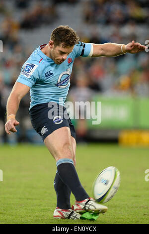 Sydney, Australien. 25. April 2015. Super Rugby. New South Wales Waratahs im Vergleich zu Melbourne Rebellen. Waratahs Fly Hälfte Bernard Foley konvertiert. Die Waratahs gewann 18-16. Bildnachweis: Aktion Plus Sport/Alamy Live-Nachrichten Stockfoto