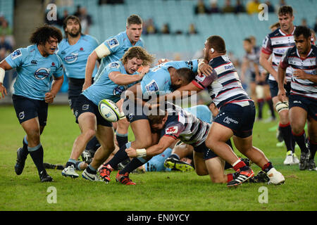 Sydney, Australien. 25. April 2015. Super Rugby. New South Wales Waratahs im Vergleich zu Melbourne Rebellen. Die Waratahs verlieren den Ball unter Druck. Die Waratahs gewann 18-16. Bildnachweis: Aktion Plus Sport/Alamy Live-Nachrichten Stockfoto