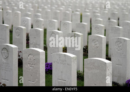 Die Gräber von Soldaten aus dem ersten Weltkrieg am Tyne Cot Friedhof, in der Nähe von Ypern, Belgien. Stockfoto