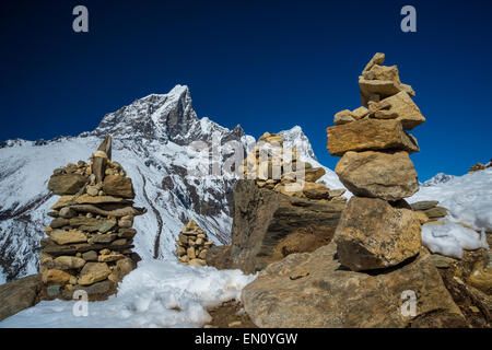 Himalaya Berglandschaft mit 4 Steintürme Stockfoto