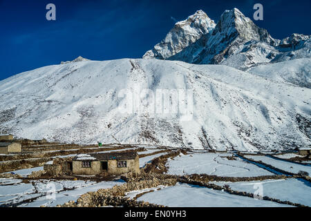 Ama Dablam Berg (6814 m) im Himalaya, Nepal, mit einem traditionellen Bauernhaus im Vordergrund. Stockfoto