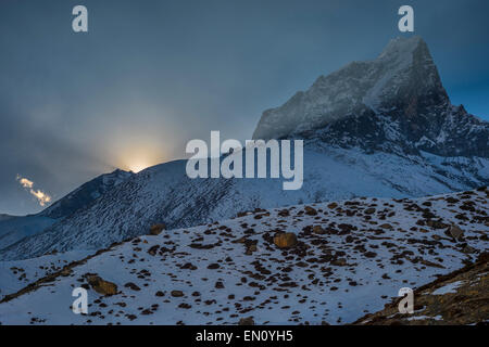 Ansicht des taboche Peak bei Sonnenuntergang, wenn die Sonne hinter dem Berg verschwindet, in Nepal Stockfoto