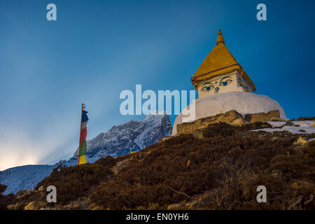 Schöne Aussicht auf eine Stupa wenn Sonne hinter einem Berg auf dem Weg zum Everest-Basislager, in Nepal verschwindet Stockfoto